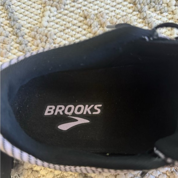 Great condition brooks sneaker for women’s - Picture 2 of 7
